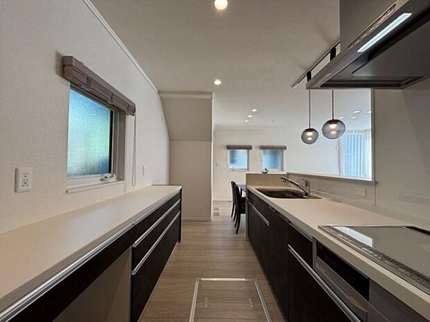 【B棟キッチン】カップボードにはお気に入りのお料理グッズを並べることができます。(2025年11月撮影)