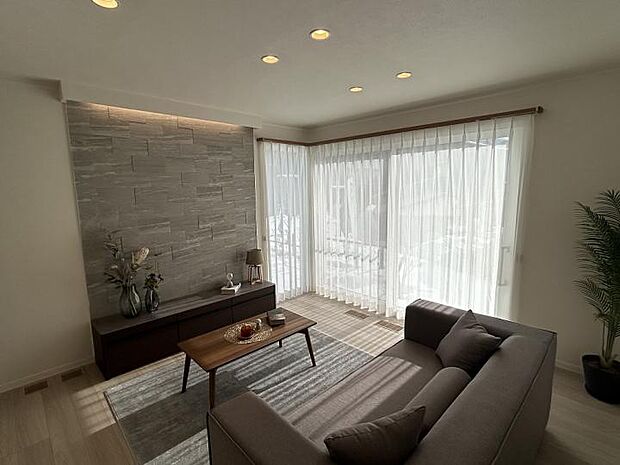 【B棟リビングダイニング(2025年1月撮影)】ハイム特有のコーナー開口から暖かい日差しがリビングを包み込みます。