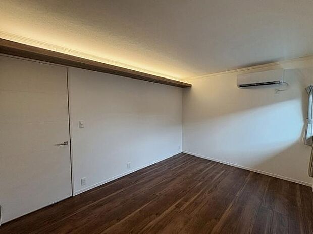 【B棟主寝室（2025年4月撮影）】間接照明のあたたかな光でゆっくりお寛ぎいただける主寝室