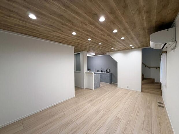 【C棟LDK】洗練された木目調天井が、上質で温かみのある住空間を演出。（2025年11月撮影）