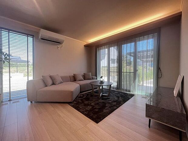 【B棟LDK】程よく仕切られた18.5帖のLDKは家族の気配を感じつつ「個」でも過ごせる場です。(2025年8月撮影)