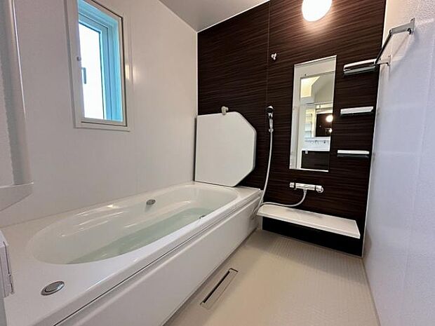 【B棟浴室】落ち着いたお色の壁紙と広い浴槽で、のんびりご入浴ができます。(2025年4月撮影)