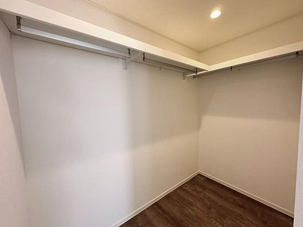 【B棟WIC】オープン型のウォークインクローゼットは衣類の出し入れ、お着替えのしやすさが特徴。(2025年4月撮影)