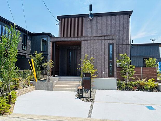 【D棟外観】モダンで落ち着きのあるカフェブラウン、深みを感じるシックな雰囲気を演出します。(2025年5月撮影)