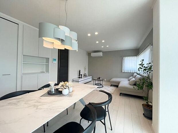 【F棟】明るい木目のエクリュートーンを生かした柔らかな空気を感じるリビング。(2025年6月撮影)