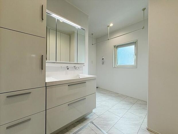 【A棟洗面脱衣所】洗濯機と物干スペースが隣接しており、洗濯後の濡れて重い衣類もラクに干すことができます♪(2025年6月撮影)