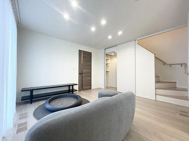 【A棟リビング】シンプルでモダンなリビングルーム。落ち着いた色合いと洗練されたデザイン空間(2025年12月撮影)