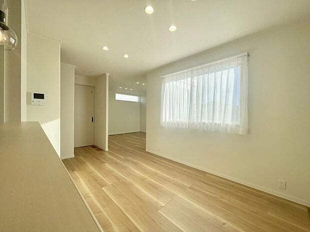 【B棟ダイニング】明るく広々としたリビングルーム。ナチュラルな木目のフローリングと大きな窓から差し込む光が、心地よい空間を演出(2025年12月撮影)