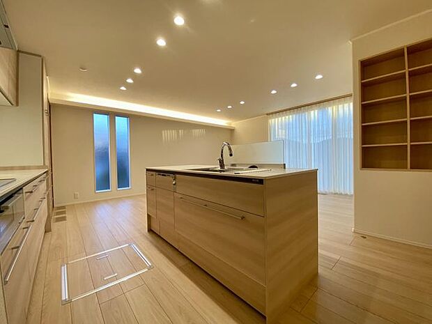 【B棟LDK】間接照明が家族の団欒を包み込むLDK（2025年12月撮影）