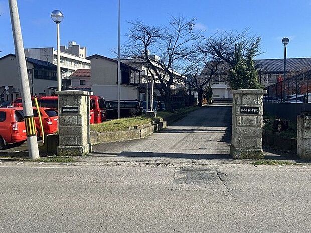会津若松市立第一中学校(約920m)