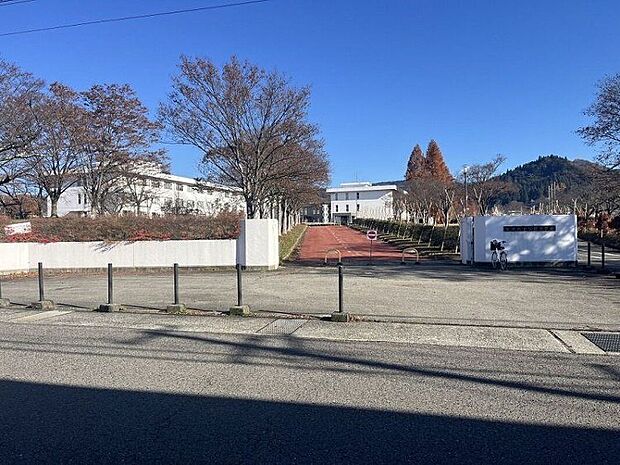 公立大学法人会津大学短期大学部(約340m)