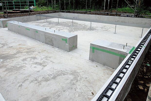 【構造】ベタ基礎／液状化に強い、建物を面で支えるベタ基礎。