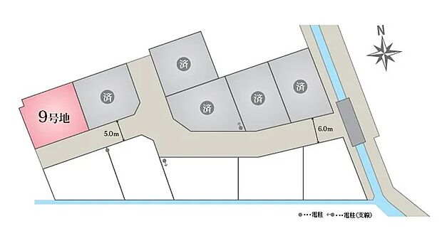 前面道路は5.0~6.0mとゆとりがあり、車の出し入れもスムーズ。向かいの建物とも程よい距離で、リビングにも光が差し込みます。開放感ある環境で、ゆったり暮らせる住まいです。