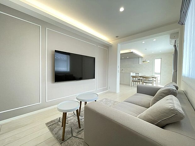 光が導く、洗練された「大人可愛い」リビング。白基調の内装にグレーのアクセントクロスとモールディングが映え、ホテルライクな上質さを演出します。間接照明の柔らかな灯りに包まれて、心安らぐ贅沢な毎日を。