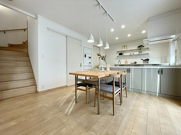 【9号地リビング】明るい光が差し込む、開放感たっぷりのLDK。木の温もりを感じる空間に、家族を見守れる対面キッチンを配置しました。お料理中も会話が弾む、心地よい団らんの場です。