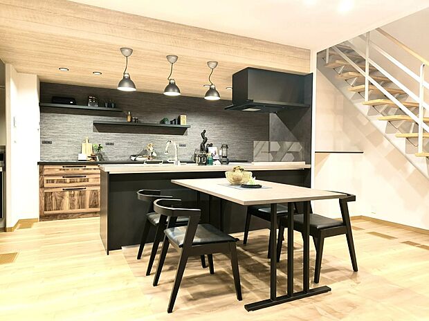 【10号地リビング】黒のアクセントが映える、モダンで洗練されたダイニング空間。スケルトン階段が開放感を演出し、まるでおしゃれなカフェのような佇まい。毎日の食卓が特別な時間に変わります。