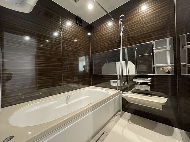 【１号地浴室】ホテルのような光沢のある壁で高級感もあり、お掃除もしやすい仕様となっています♪（写真撮影日2026年1月）