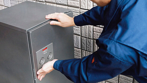 【宅配BOX】(1)外出中でも荷物が受け取れるので便利。
(2)接触しないで荷物を受け取るニューノーマルな暮らし
※メーカー、仕様により形状等が異なります。