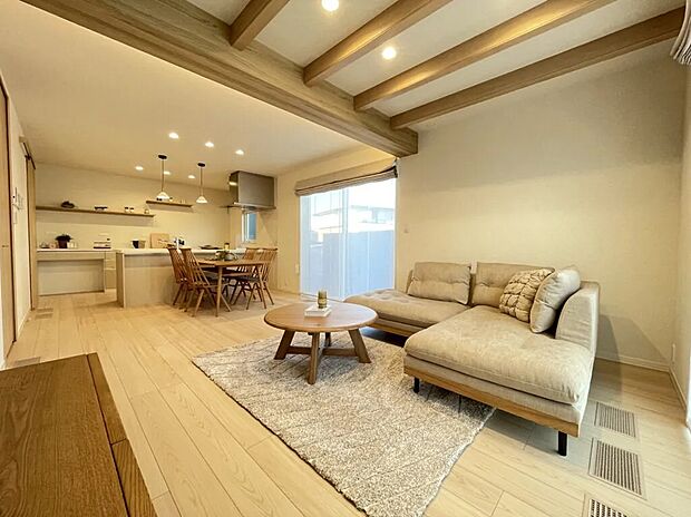 【リビング】化粧梁によって落ち着きと安らぎのあるリビングへ♪