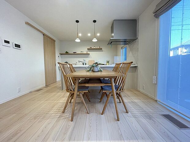 【ダイニング】対面キッチンで家族と会話を楽しみながら料理出来ます♪