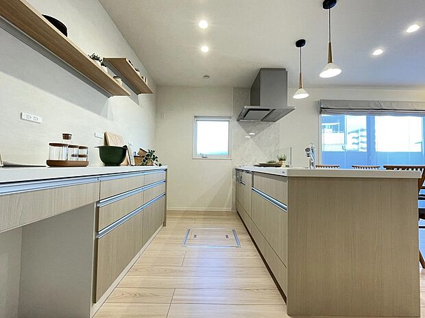 【キッチン】収納をたっぷり確保！棚にはお好きな調度品を飾れます。