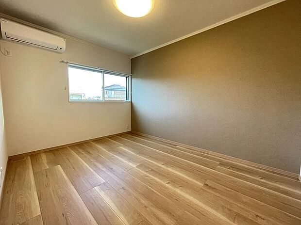 【主寝室】主寝室にWICが併設しているので衣服もたっぷり収納できます。