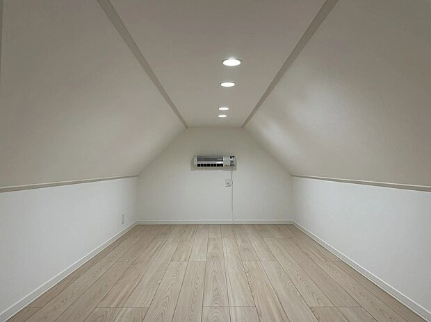 【ロフトスペース】隠れ家のような雰囲気が楽しい広々ロフト。季節物の収納はもちろん、シアタールームやお子さまの秘密基地としても活躍します。照明付きで快適に使え、暮らしにちょっとしたワクワクをプラスしてくれる空間です。