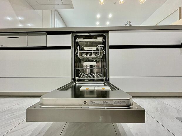 【キッチン】ドイツの家電ブランド「ミーレ」製食洗機を完備。大容量で洗浄力も高く、食器や調理器具をまとめて洗えます。家事の負担を減らし、食後の時間をゆったり過ごせる、暮らしにうれしい設備です。