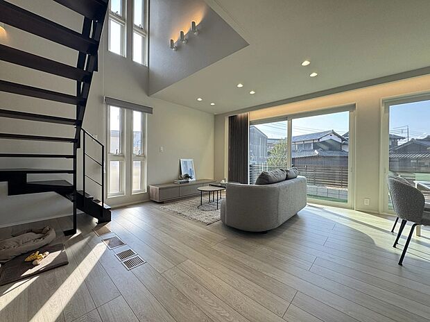 【7号地　リビング】オシャレなオープン階段と大きな吹き抜けが特徴のお家です♪南面には大きな窓があり、広いお庭に出入りできます♪