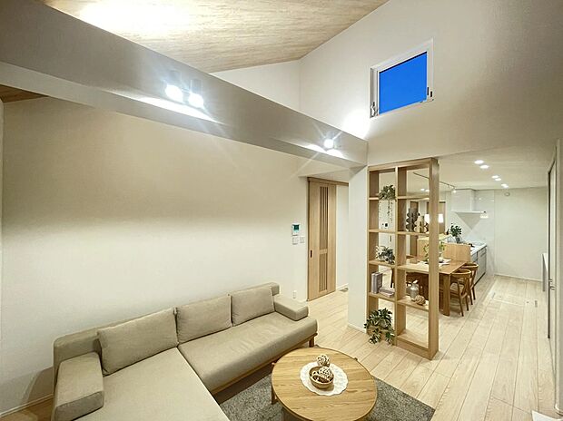 【1号地　リビング】吹き抜け部分に窓があり、日中は安定した光が差し込みます♪