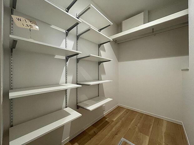 【ウォークインクローゼット】広々としたウォークインクローゼットでたっぷり収納!