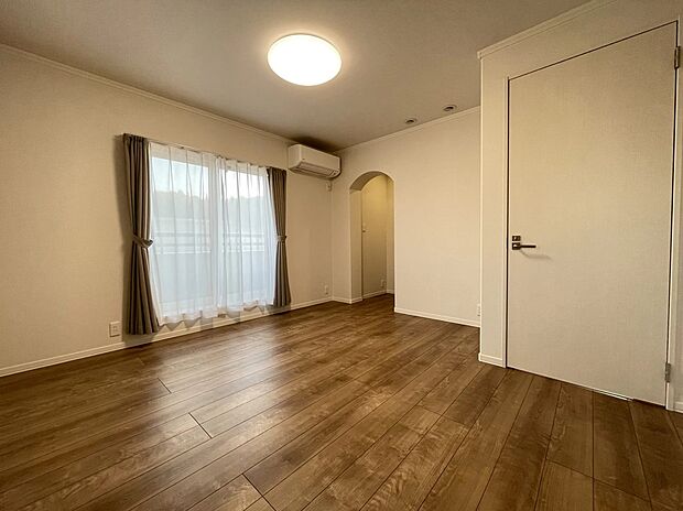 【主寝室】バルコニーから日当たりが差し込む主寝室です。