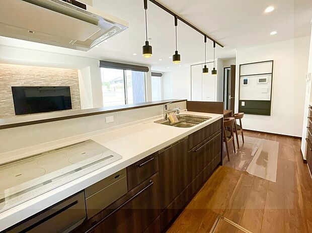 【キッチン】キッチンからLDK、庭を見渡せる間取り