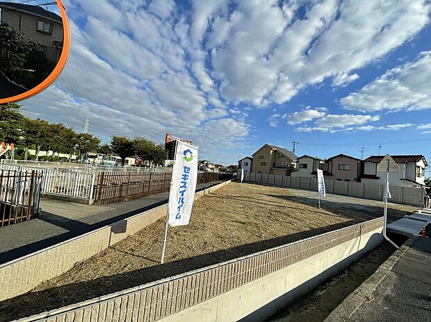 【現地土地写真】十日市中町に誕生した分譲地。広いお庭や並列駐車も可能なゆとりある敷地です。理想の暮らしを描ける住環境です。
