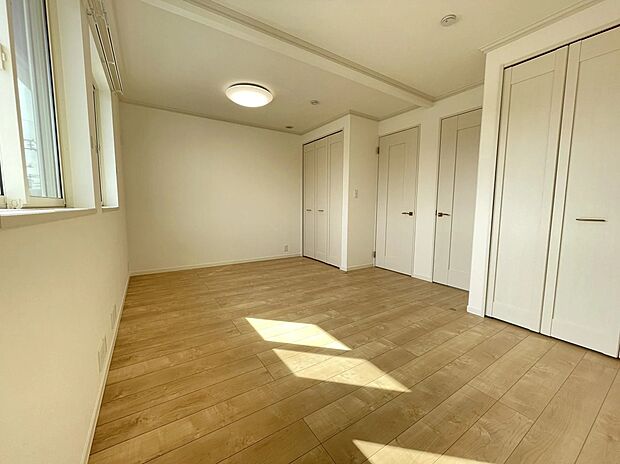 【子ども室】将来を見据えて、2部屋に仕切ることもできる柔軟な設計の洋室。それぞれのドアと収納をあらかじめ完備しているため、お子様の成長やライフスタイルの変化に合わせて、自由に空間を使い分けることが可能です。