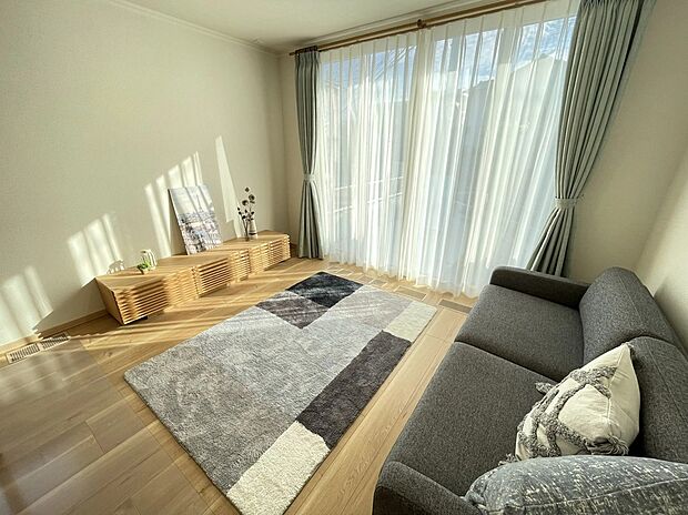 【リビング】大きな窓から陽光が降り注ぐ明るいリビング。足元から暖かい「快適エアリー」で冬も快適に過ごせ、家族が自然と集まる穏やかな時間を実現します。※家具・調度品は販売価格に含みません。