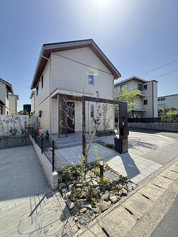【4号地_外観】玄関前にはおしゃれがゲートがあり、たくさんの植栽がお家を彩ります♪