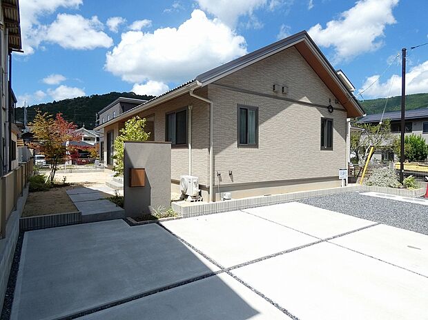 広々駐車場完備。(2025年9月撮影)