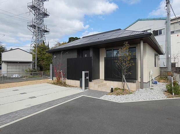 【6号地】広々駐車場、宅配ボックス完備です。（2025年11月）撮影