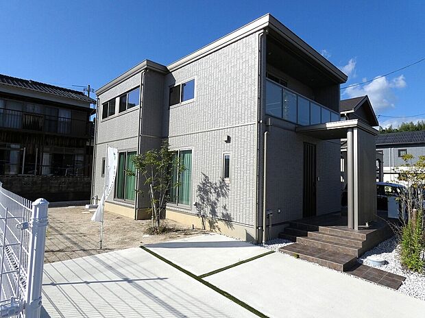 窓の配置など外観にもこだわった分譲住宅です。(2025年10月撮影)