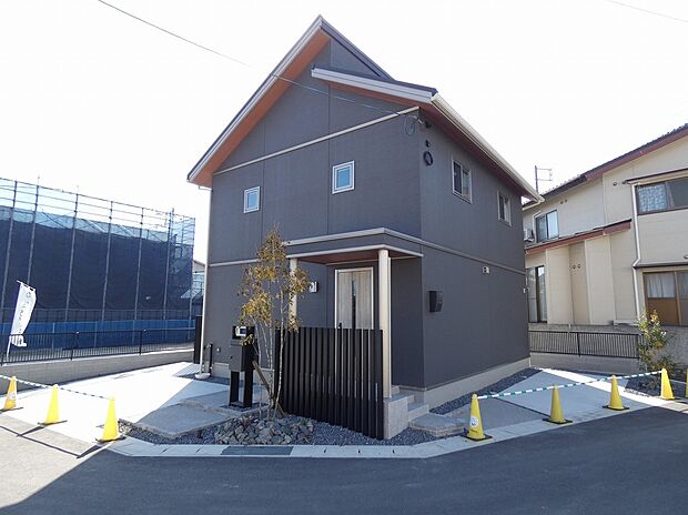 片流れ屋根の落ち着いた雰囲気の外観です。（2025年11月撮影）