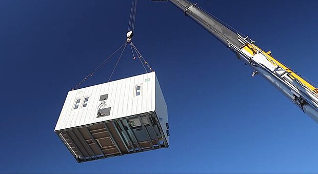 【ユニット工法(写真は鉄骨系)】一日で雨仕舞まで完了。※建築規模や天候、その他の条件により一日で完了しない場合があります。