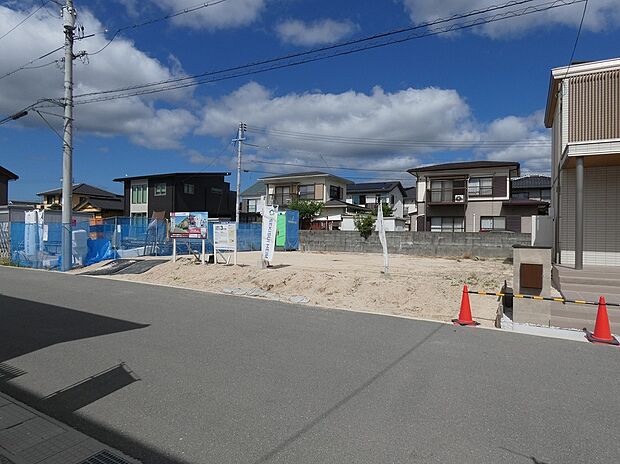 【分譲地写真】前面道路も広々としています。(2025年10月)撮影