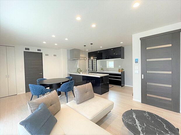 【【6号地】LDK】帰宅すると必ずリビングを通る設計です。(2025年7月)撮影※写真に掲載の家具は販売価格に含まれます。その他の調度品は含まれません。