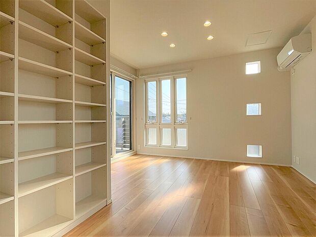 【主寝室】埋め込み式の本棚を採用した主寝室です。(2025年4月)撮影