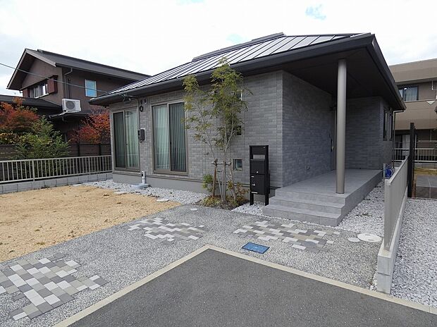 【外観】【1号地】寄棟屋根の平屋建ての家です。(2025年11月)撮影