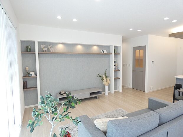 【リビング】テレビボード背面は照明や棚などインテリアにこだわりました。※写真掲載の家具は販売価格に含まれます、その他の調度品は販売価格に含まれません。(2025年7月)撮影