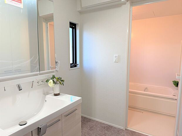 【洗面脱衣室】明るい雰囲気の洗面脱衣室です。※写真に掲載の調度品は販売価格に含まれません。(2025年4月)撮影