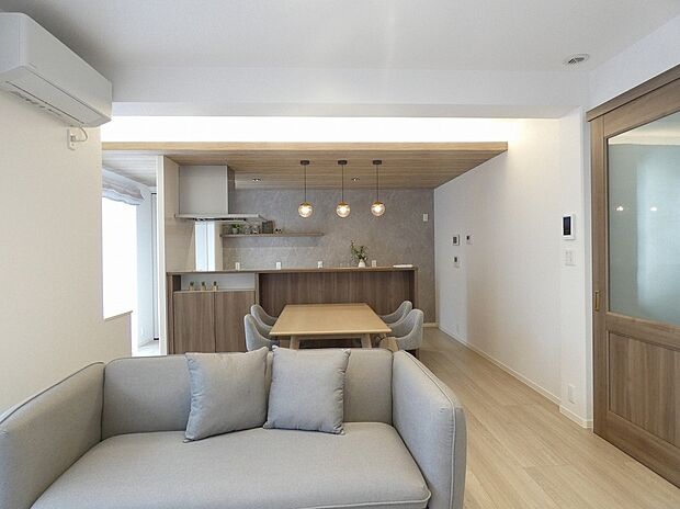 【ダイニングキッチン】おしゃれな間接照明を施工したダイニングキッチンです(2025年9月撮影)。※写真に掲載の家具は販売価格に含まれます。その他の調度品は含まれません。