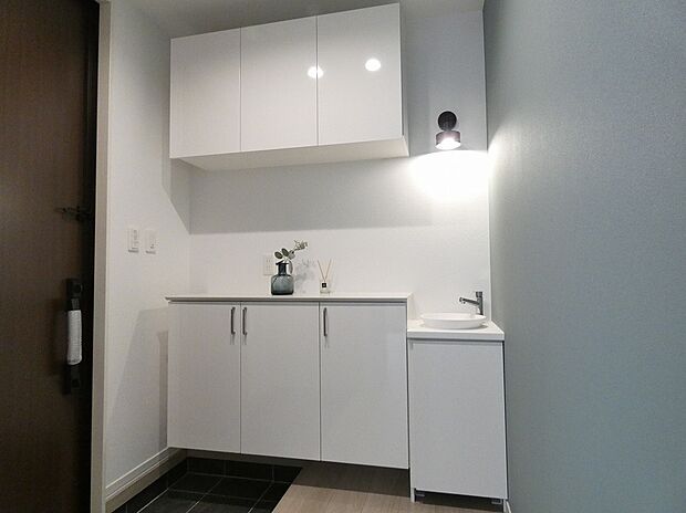 【 【10号地】玄関】玄関に手洗いを設けました。※写真に掲載の家具は販売価格に含まれます。その他の調度品は含まれません。（2025年11月）撮影